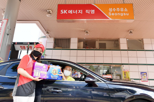 SK주유소·충전소 직원이 '3000·5000포인트 특권' 이벤트를 신청한 고객에게 상품을 제공하고 있다. <SK에너지 제공>